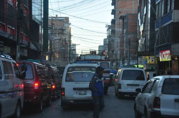 Passando por El Alto, periferia de La Paz, na hora do rush, na Bolívia